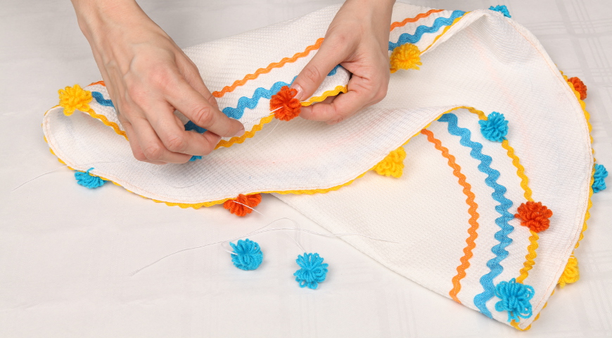 салфетка с помпонами