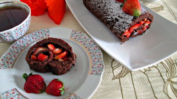 Шоколадный рулет с клубникой