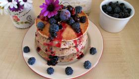 Оладьи с ягодами на завтрак из цельнозерновой муки. Шаг 3