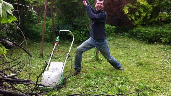 Зарядка на газоне