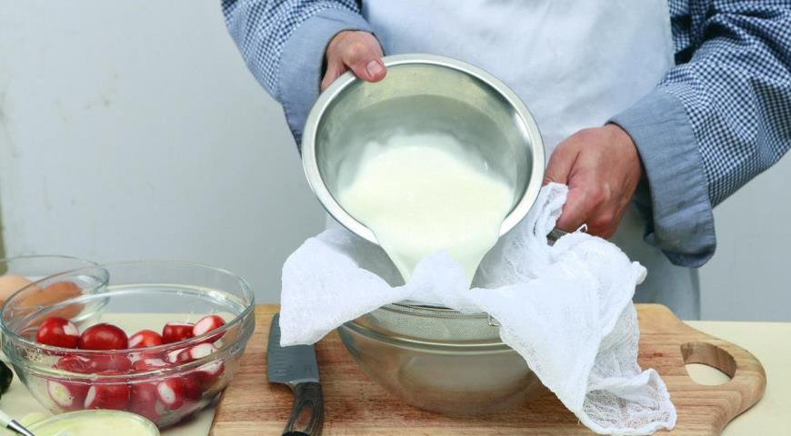 Салат с «битой» редиской  и зеленой заправкой. Шаг 1