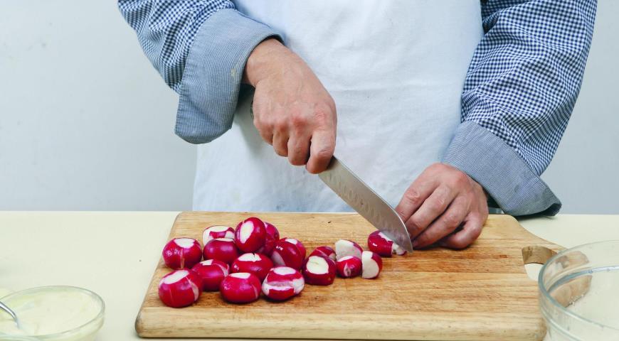 Салат с «битой» редиской  и зеленой заправкой. Шаг 3