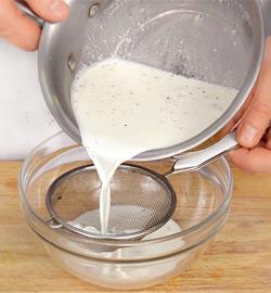 Двуслойное желе с клубникой в виде сердечка. Шаг 2