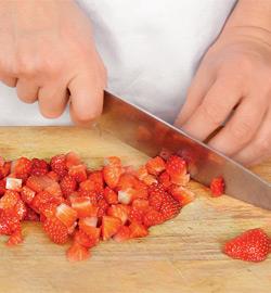 Двуслойное желе с клубникой в виде сердечка. Шаг 3