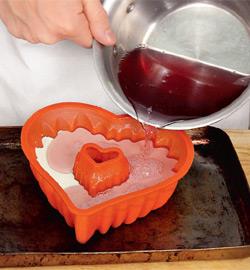 Двуслойное желе с клубникой в виде сердечка. Шаг 5