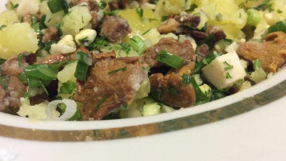 Салат с жареными лисичками