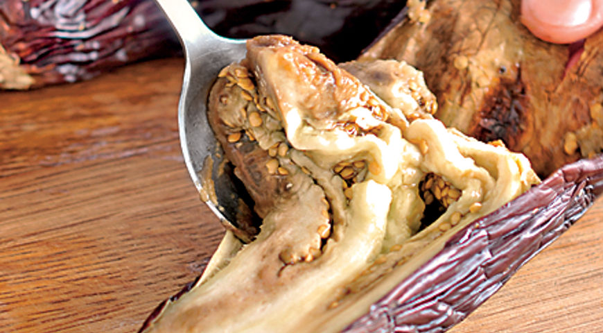 Баклажанная закуска с горошком и кинзой. Шаг 1