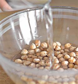 Пикантный салат из баклажанов и нута. Шаг 1