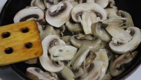 Теплый салат с шампиньонами. Шаг 1