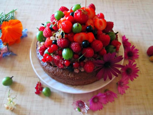 Летний воздушный шоколадный торт - корзинка с ягодами 