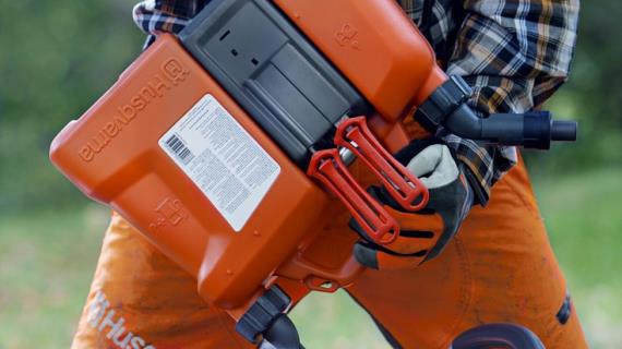 Специалисты компании Husqvarna дают рекомендации по выбору масла для садовых инструментов