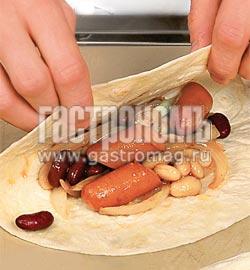 Сосиски с фасолью на тортилье. Шаг 3