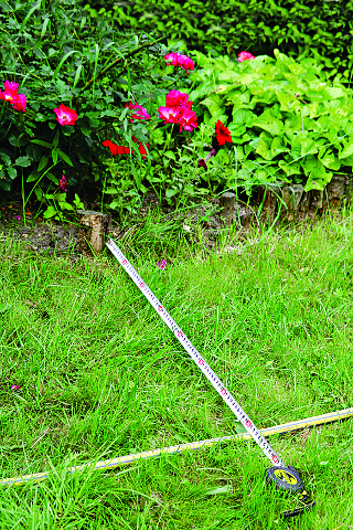 Садовая дорожка из дерева и гравия. Шаг 1