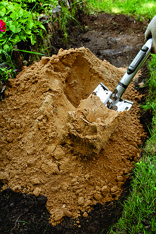 Садовая дорожка из дерева и гравия. Шаг 3