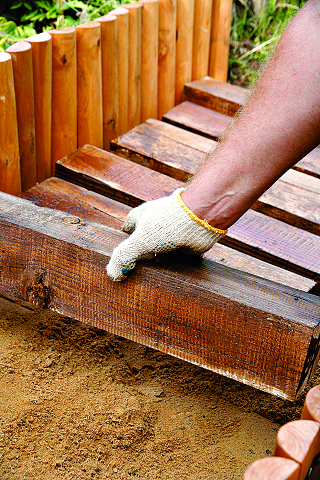 Садовая дорожка из дерева и гравия. Шаг 8