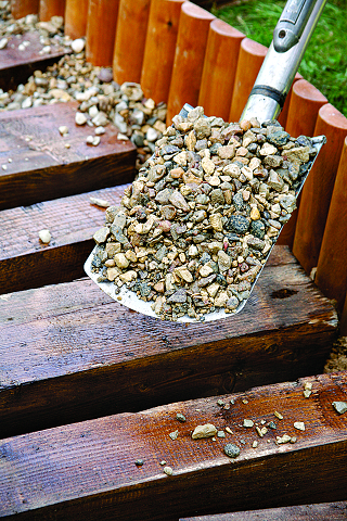 Садовая дорожка из дерева и гравия. Шаг 10