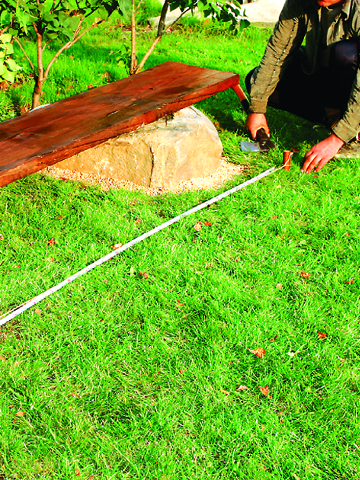 Разметка границ будущей дорожки из плитки