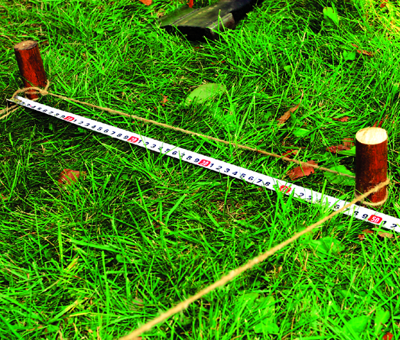 Колышки и бечевка для разметки дорожки из плитки