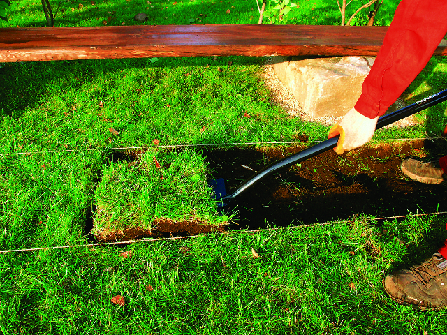 Подрежьте и снимите пласты дерна на всей площади будущей дорожки