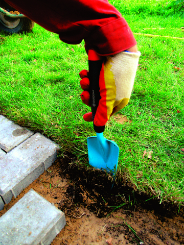 По мере необходимости подрубите лопатой дерн по краю будущей дорожки