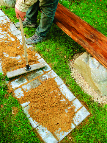 Убираем лишний песок с дорожки