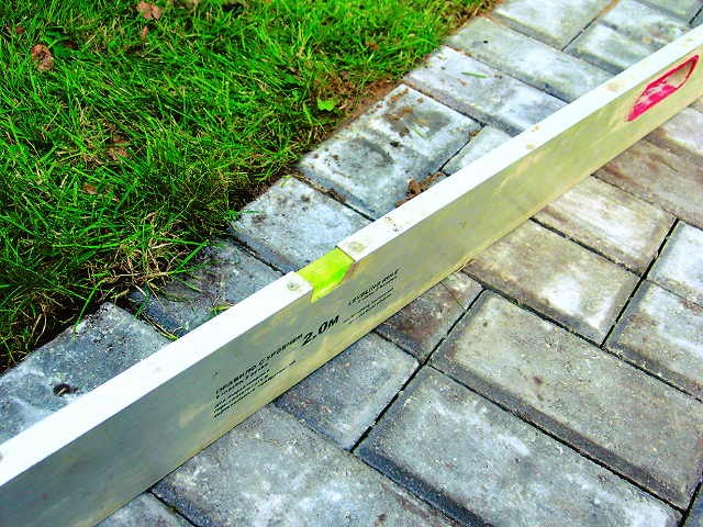 Строительным уровнем замерьте уклон дорожки