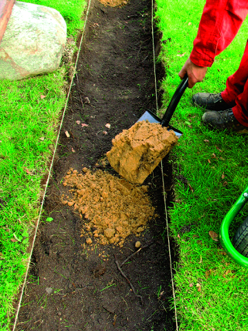 Как сделать дорожку - засыпаем в траншею песок