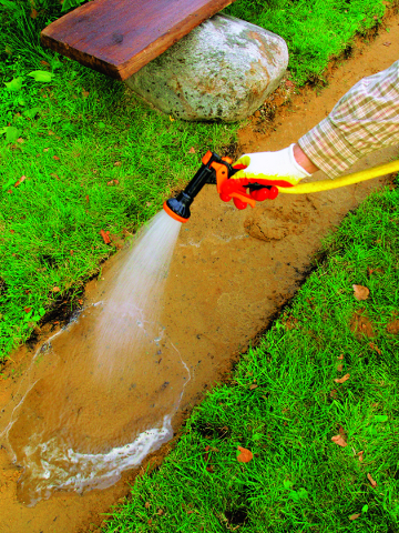 Песчаную подушку дорожки нужно пролить водой из шланга