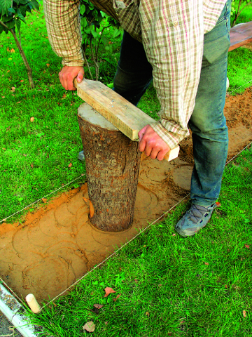 В несколько проходов как следует уплотните песок дорожки