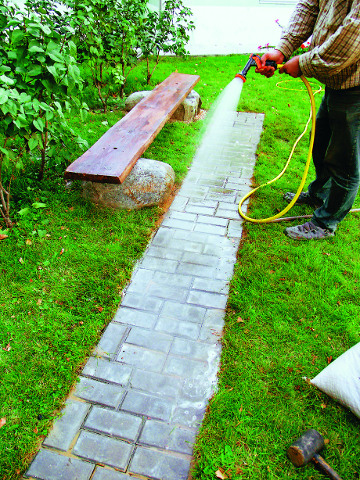 пролейте готовую дорожку водой из шланга