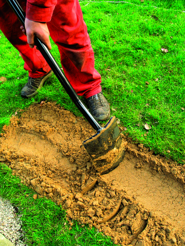 Концом лопаты ровняем песчаную подушку, на которую ляжет плитка