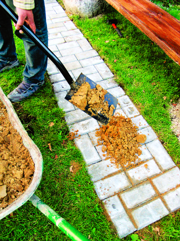 по всей длине дорожки засыпьте песком межплиточные швы 