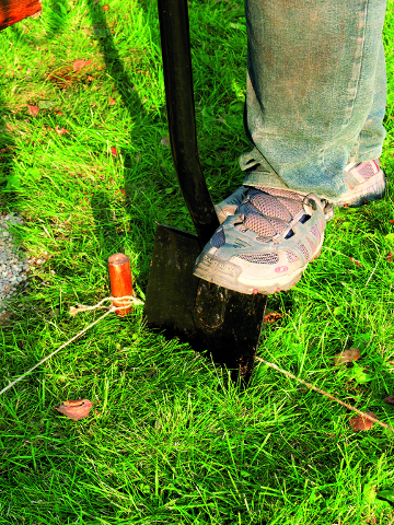 Выкапываем основание для дорожки из плитки