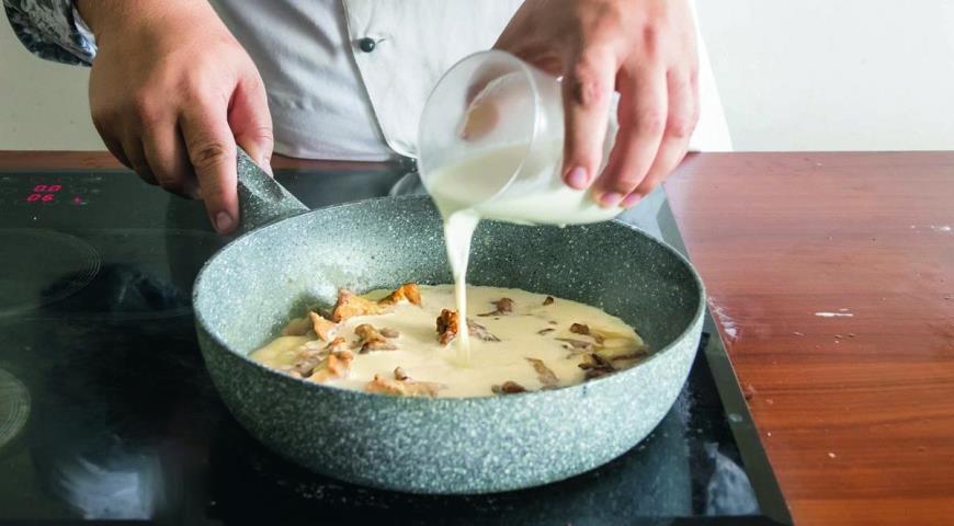 Треска с лисичками в сливочном соусе. Шаг 4