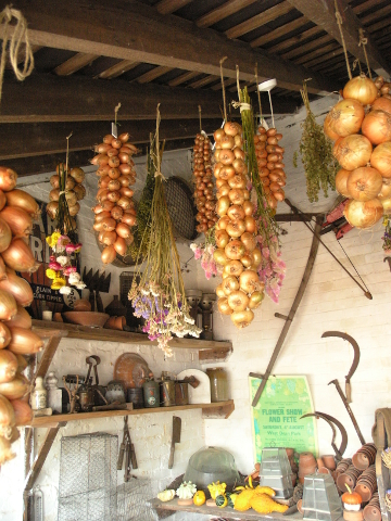 Хранение лука: как плести косы. Шаг 4