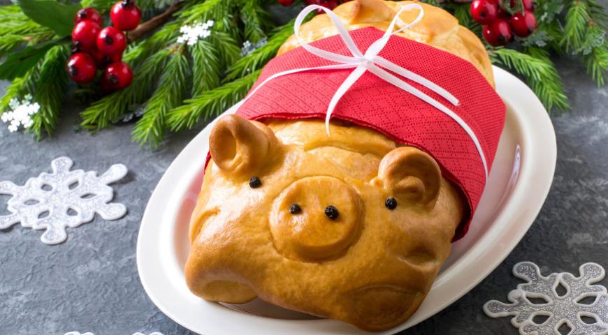 новогодний пирог в форме свиньи