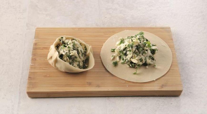 Грузинские хинкали с сыром и зеленью. Шаг 4