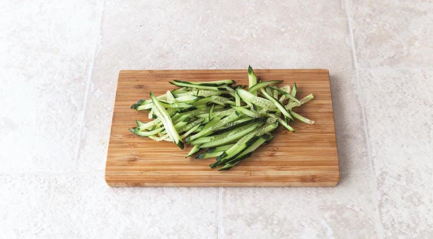Быстрый салат из гречневой лапши с курицей-гриль. Шаг 4 Быстрый салат из гречневой лапши с курицей-гриль. Шаг 4