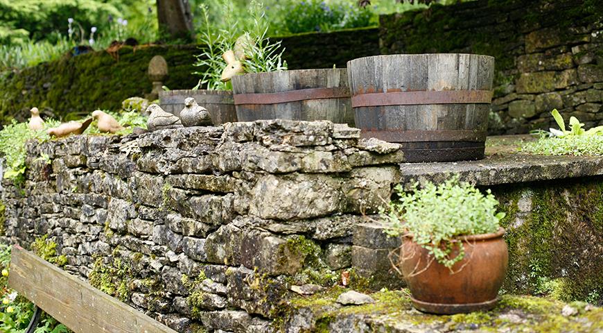 Подпорная стенка из камня в саду Cerney House & Garden