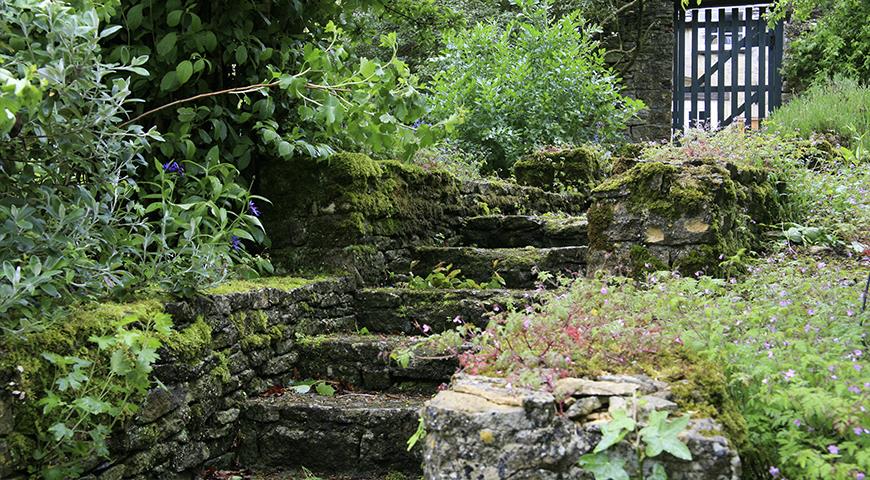 Подпорные стенки и ступени из камня в саду Serney House Garden