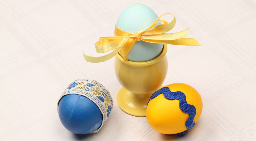 Красим яйца с детьми. Шаг 2