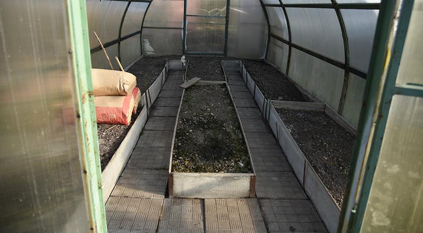 Raised Bed Greenhouses