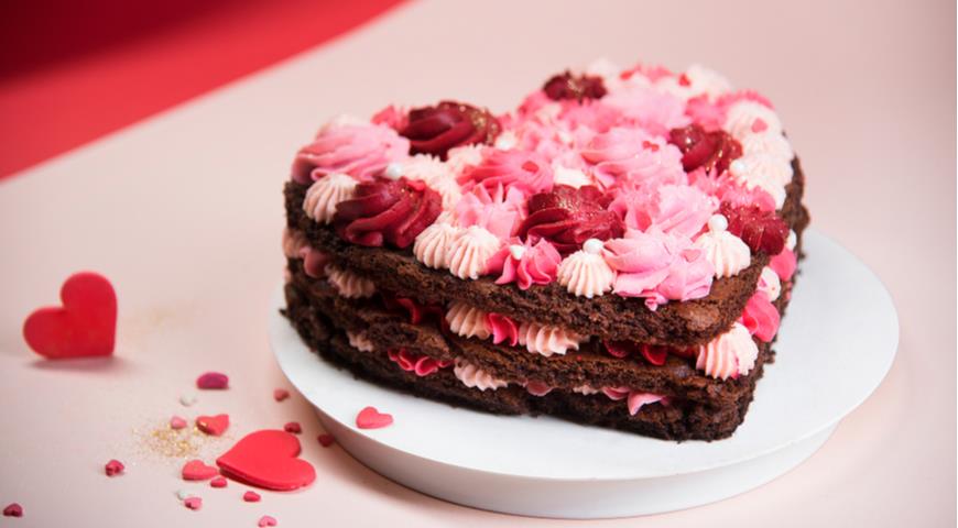 Свекольный торт из темного шоколада с розовым сливочным кремом