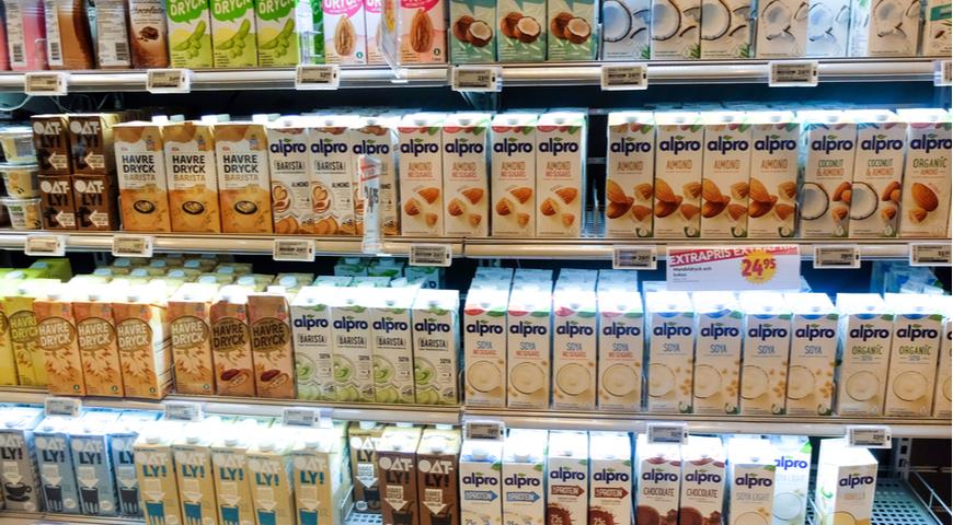 Растительное молоко в супермаркете