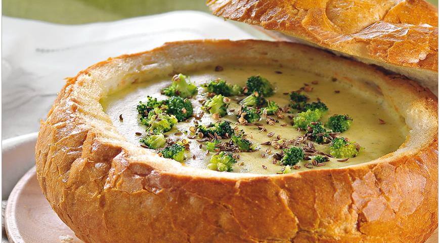 Картофельный суп с брокколи, запеченный в хлебе 