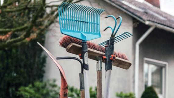 Как быстро почистить ржавые садовые инструменты