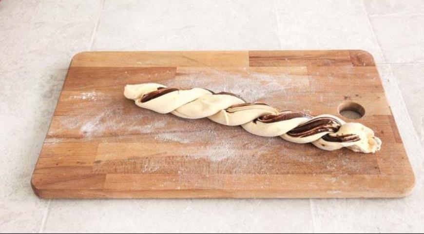 Быстрый рецепт - косички с шоколадной пастой. Шаг 4 Быстрый рецепт - косички с шоколадной пастой. Шаг 4