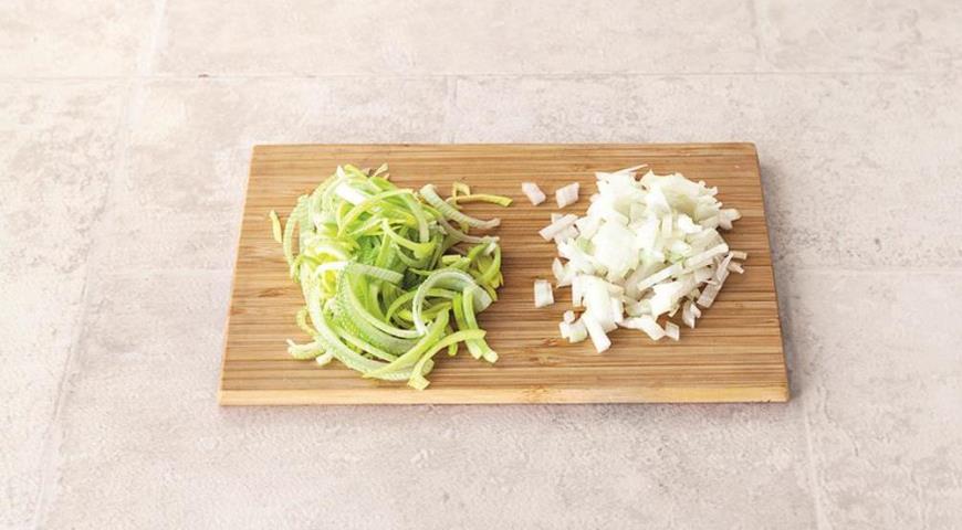 Пирожки с курицей и сыром из готового теста. Шаг 2