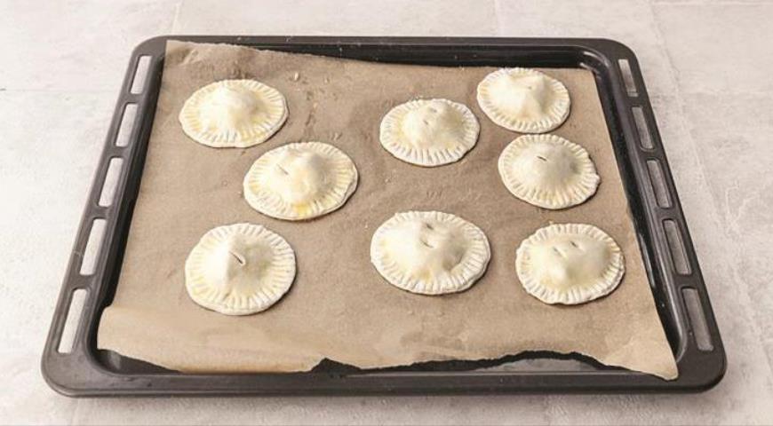 Пирожки с курицей и сыром из готового теста. Шаг 6