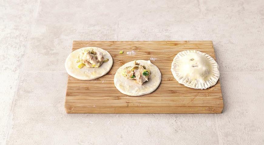 Пирожки с курицей и сыром из готового теста. Шаг 5